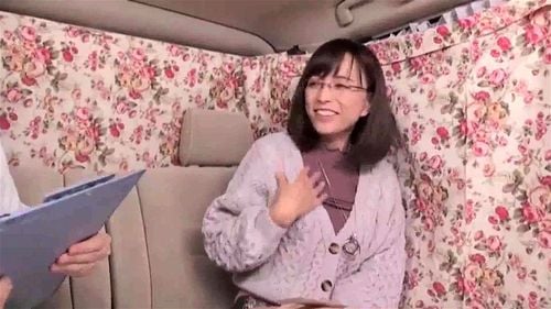 おしとやかそうなメガネの似合う美熟女とたっぷり性行為！