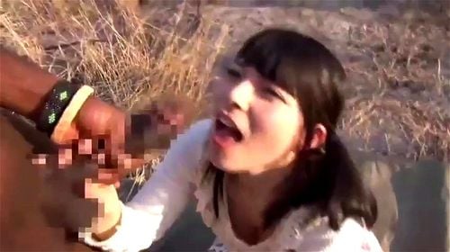 ロリな雰囲気ムンムンのツインテ美少女が黒いデカマラ相手に大奮闘！