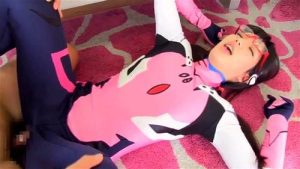 有名アニメ系コスプレのメガネお姉さんと濃厚プレイ！
