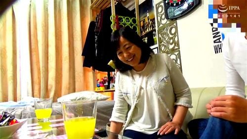 優しそうな雰囲気のムチムチ熟女とベッドでイチャイチャ！